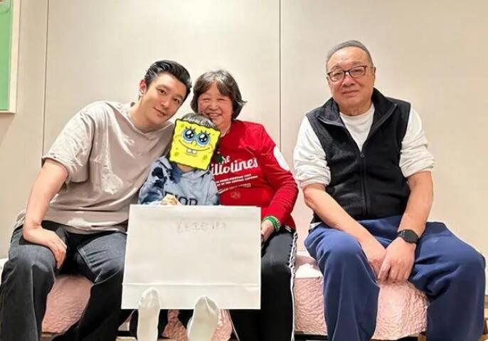 黄晓明晒与父母及小海绵合照