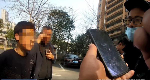 单亲妈妈陷入热恋 14岁儿子报警 民警夸赞男孩&ldquo;人间清醒&rdquo;