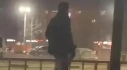 疑恐怖分子手持AK47走在莫斯科街头