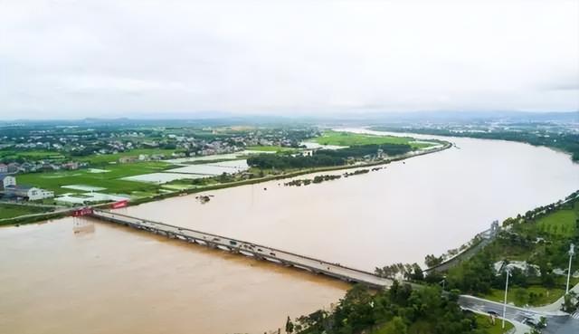 平江暴雨为何洪水排不出去 道路塌方引担忧