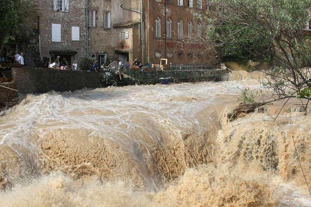 平江暴雨为何洪水排不出去 道路塌方引担忧