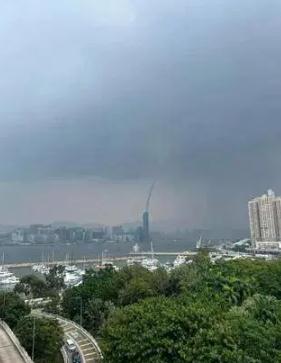 香港维多利亚湾现巨大水龙卷